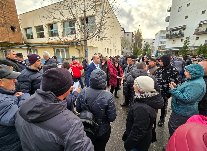 Cetățenii care au răams fără apă s-au strâns în fața APAVILFOTO: FB/Costinel Stoica