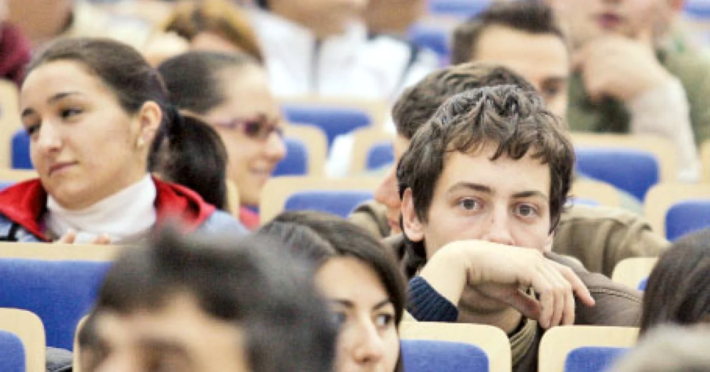 Unii studenţi din România lucrează un an întreg pentru o lucrare bună de licenţă