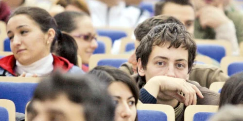Unii studenţi din România lucrează un an întreg pentru o lucrare bună de licenţă