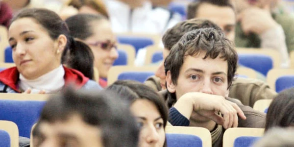 Unii studenţi din România lucrează un an întreg pentru o lucrare bună de licenţă