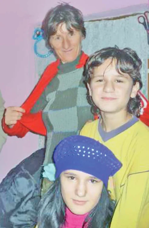 Mama fetiţei omorâtă (foto în centru) este internată în spital