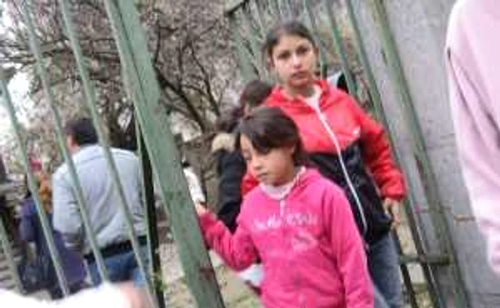 Familia copilului mort de TBC, adusă la Satu Mare cu microbuzul școlii