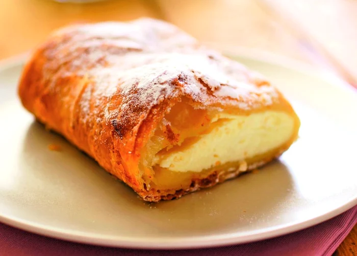 strudel cu branza Fotolia 5213924 Subscription L jpeg