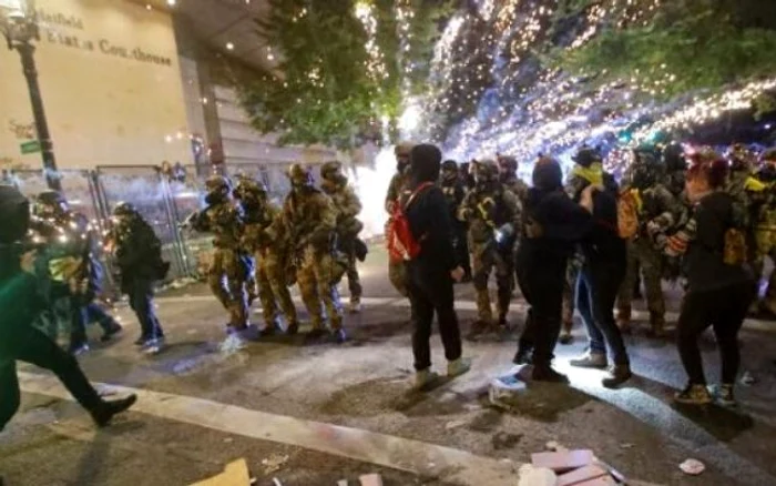Manifestanţi şi forţele de ordine faţă în faţă la Portland FOTO Arhivă