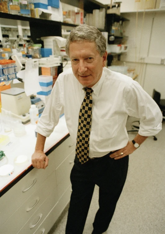 Alfred Gilman, pe 10 octombrie 1994, într-unul din laboratoarele Universităţii din Texas. FOTO AP
