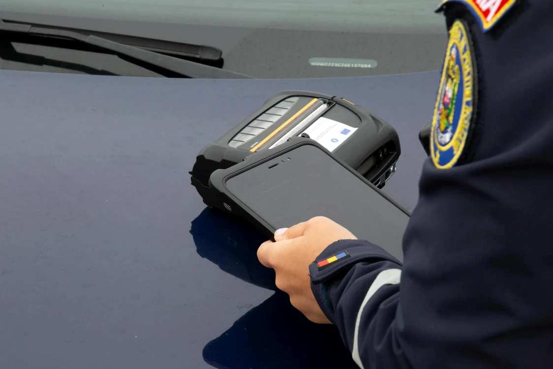 Un polițist dă o amendă rutieră