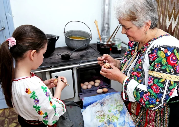 Tehnica încondeierii ouălor datează de generaţii la Jitia FOTO: Centrul Cultural Vrancea