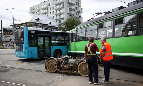 INSTANT ACCIDENT STB TRAMVAI AUTOBUZ 06 INQUAM Photos Cosmin Enache jpg