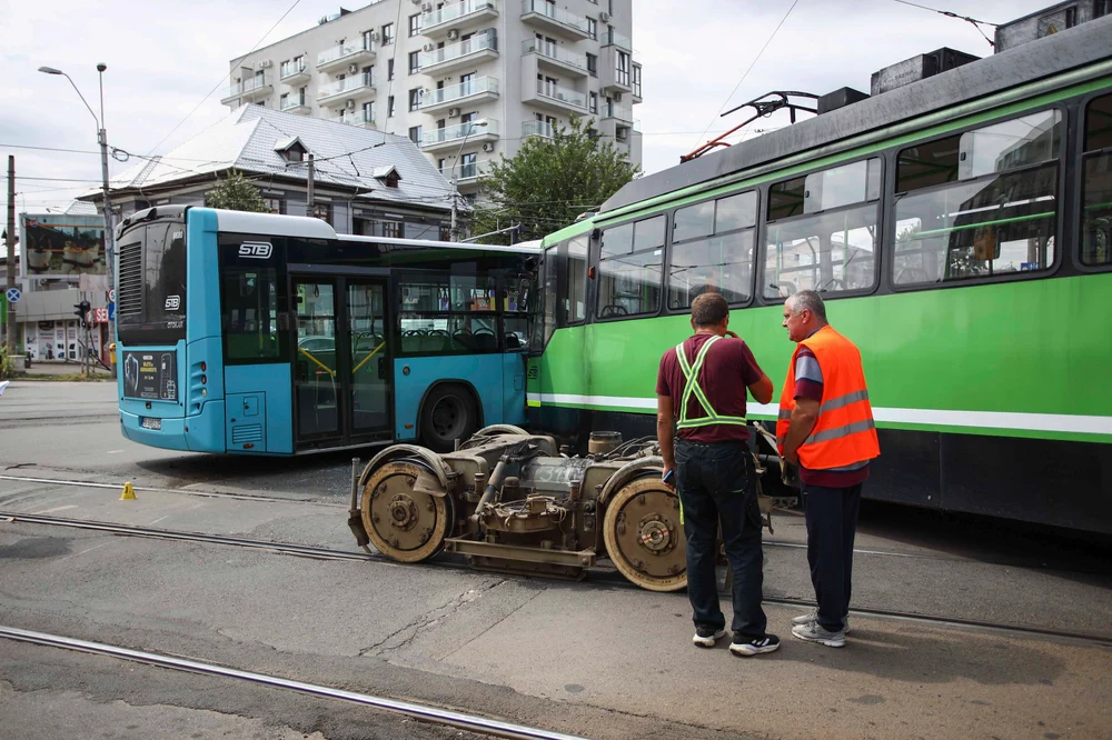 Un pasager a fost rănit după ce un autobuz s-a ciocnit frontal cu un tramvai în Capitală