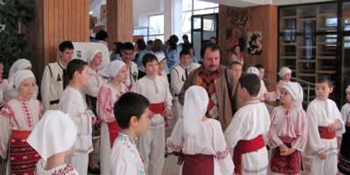 Micuţii dansatori se pregătesc să intre în scenă
