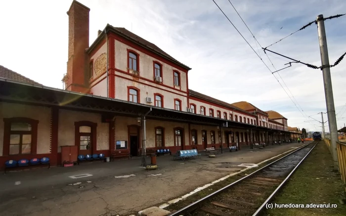 Cădirea gării SImeria. Foto: Daniel Guţă. ADEVĂRUL