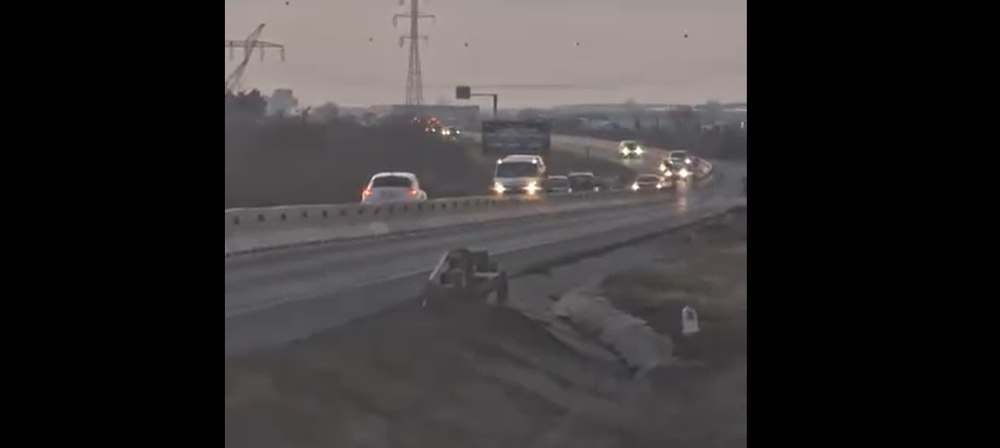 Șofer filmat în timp ce conducea pe contrasens, pe centura de nord a Timișoarei. Tragedia a fost evitată la limită