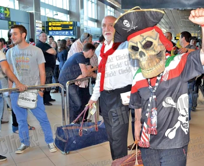 Aeroportul Otopeni a fost colorat ieri în roşu.