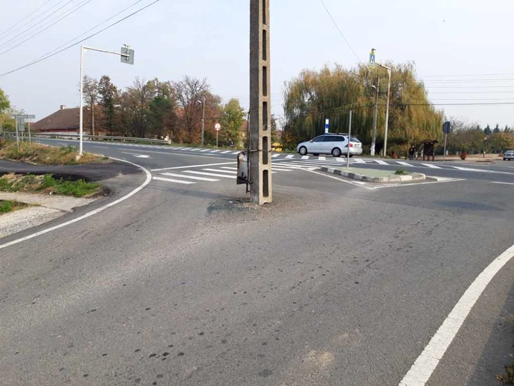 Stâlpul din mijlocul drumului FOTO Tiberiu Pfiszter