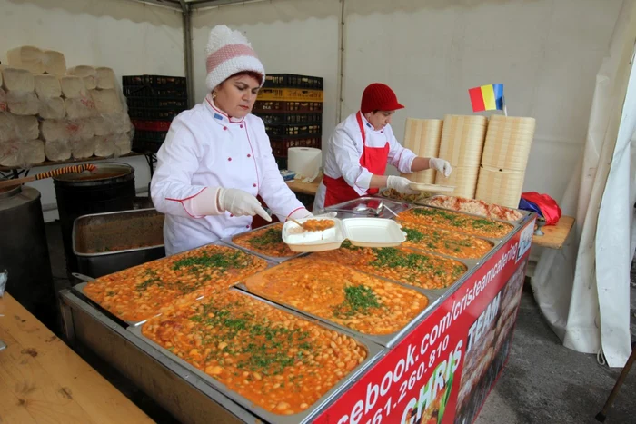 Primăria Sectorului 6 a dat gratuit 2.000 de porţii de fasole FOTO Florin Şuler