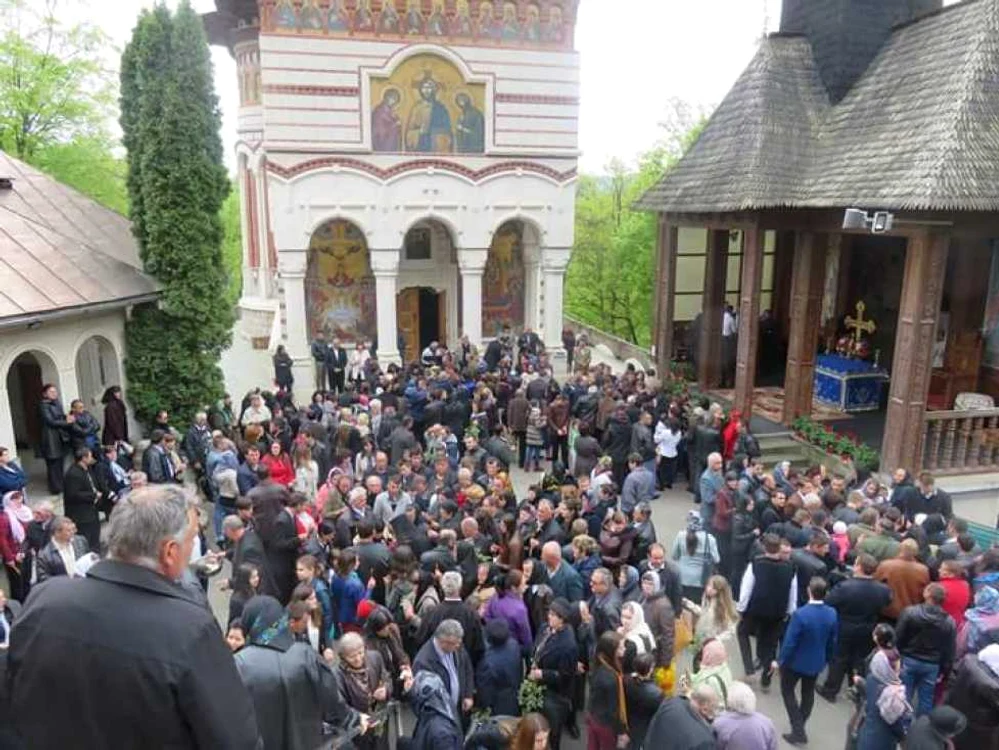 Credincioşii vin în număr mare la Rohia    Foto: Faceook/manastirearohia