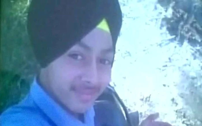 Amandeep Singh a vrut să-și facă selfie cu arma tatălui săuFoto: telegraph.co.uk