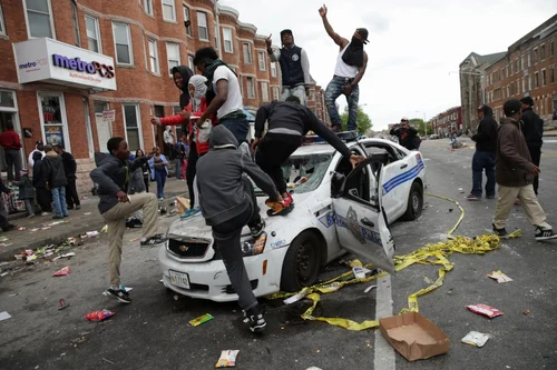 Haos în Baltimore din cauza luptelor dintre tineri negri şi poliţie Guliver/Getty Images