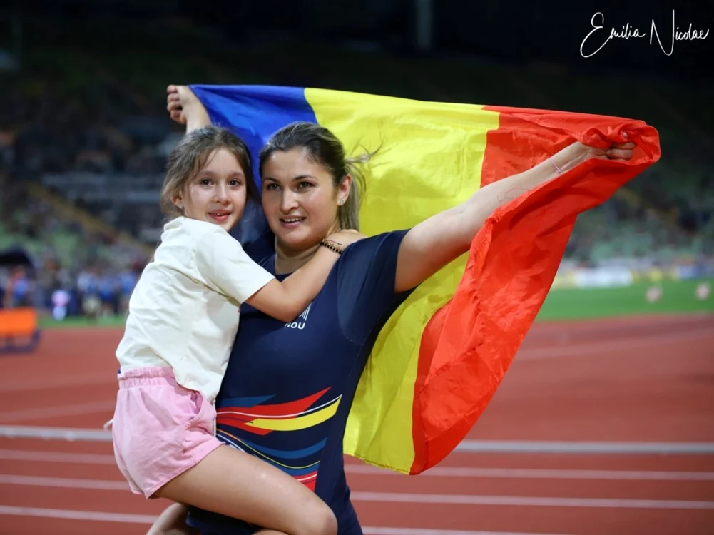 Bianca Ghleber a sărbătorit pe pista de atletism cu fiica ei în braţe. FOTO: COSR / Facebook