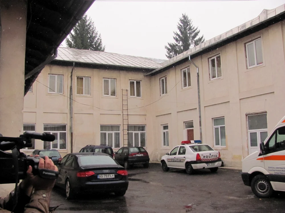 Fereastra de la care a fost aruncată fetiţa se află la etajul 1 al cladirii