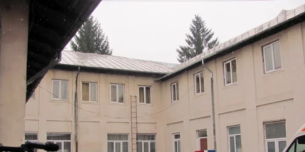 Fereastra de la care a fost aruncată fetiţa se află la etajul 1 al cladirii