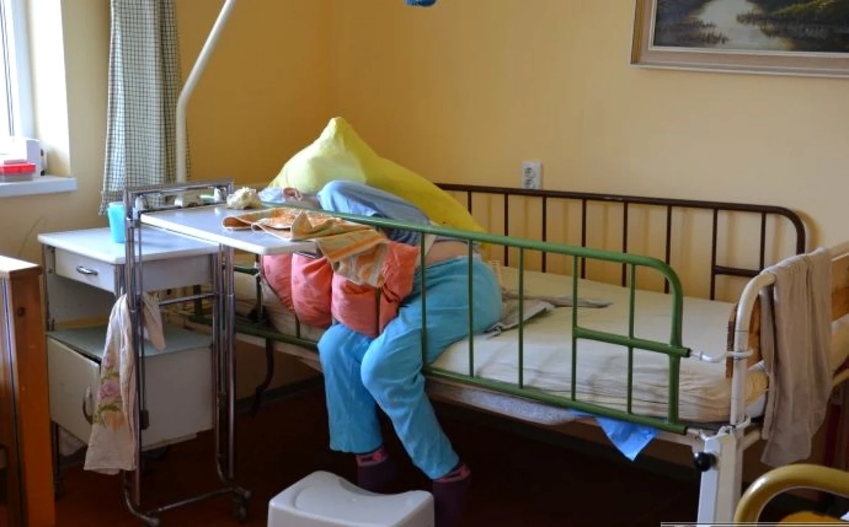 În cele trei cămine sunt 57 de bătrâni care sunt ţinuţi în condiţii mizere