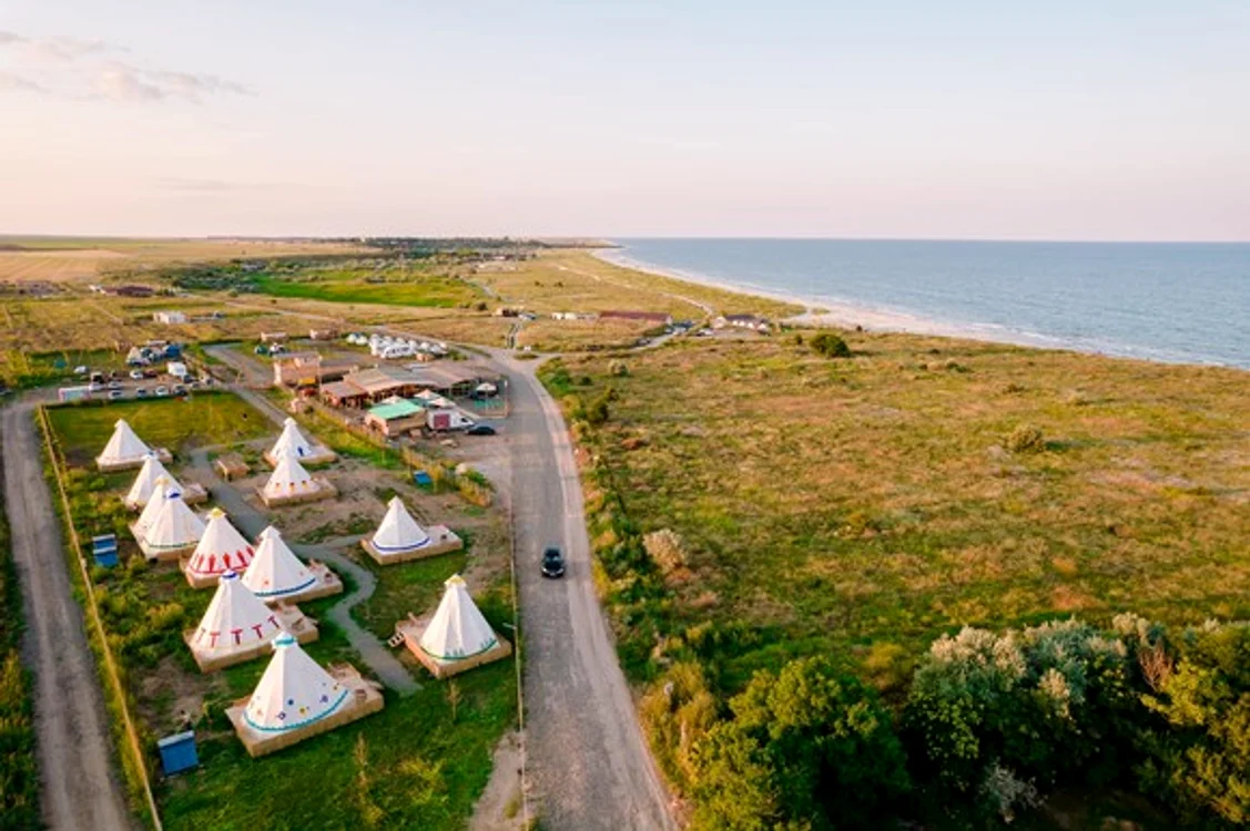 
    Ursa Mică Glamping Resort se află la munte, în localitatea Ciocanu. Două nopți de cazare pentru două persoane costă 312 eurofoto: Facebook  