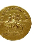 Monedă de aur a lui Eucratides I (171–145 î.Hr.), unul dintre conducătorii anticului Ai-Khanoum (oraș elenistic din actualul Afganistan). Aceasta este cea mai mare monedă de aur bătută în antichitate (169,2 g; 58 mm), descoperită până în prezent (© W