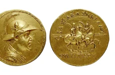 Monedă de aur a lui Eucratides I (171–145 î.Hr.), unul dintre conducătorii anticului Ai-Khanoum (oraș elenistic din actualul Afganistan). Aceasta este cea mai mare monedă de aur bătută în antichitate (169,2 g; 58 mm), descoperită până în prezent (© W