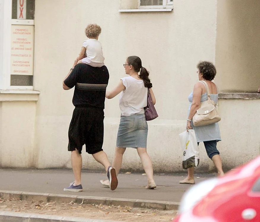 Crişan şi-a plimbat fetiţa în cârcă