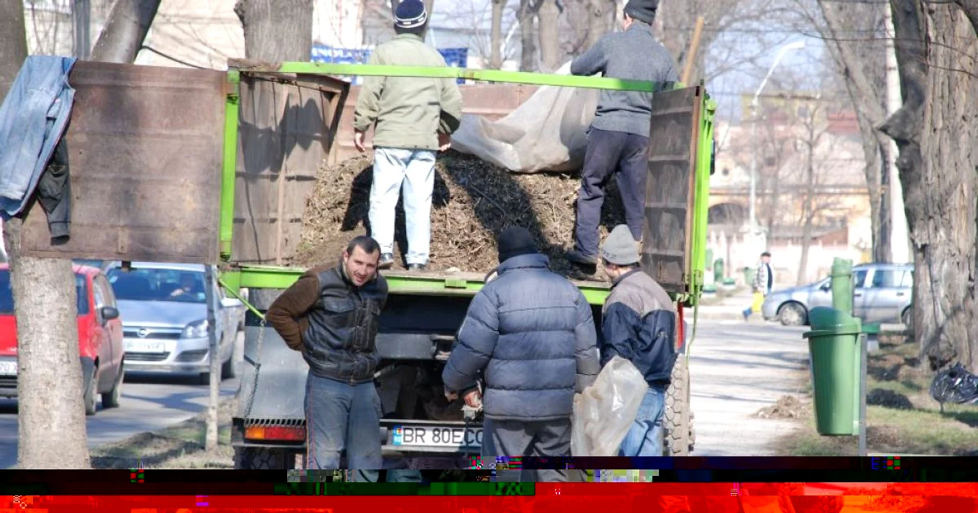 Muncitorii adună resturile şi pregătesc terenul