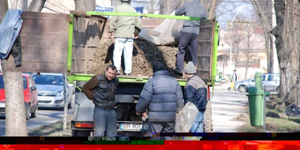 Muncitorii adună resturile şi pregătesc terenul