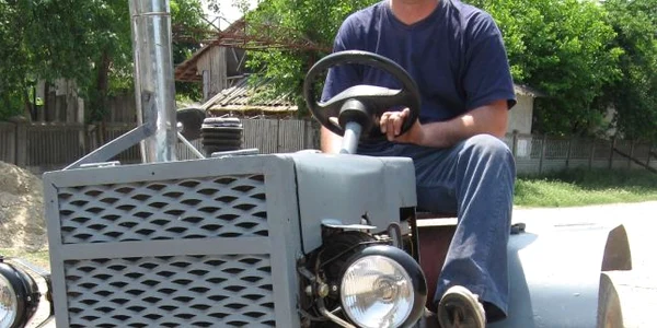  Tractorul realizat de jandarm poate atinge şi 50 de kilometri la oră