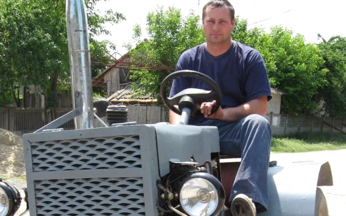  Tractorul realizat de jandarm poate atinge şi 50 de kilometri la oră