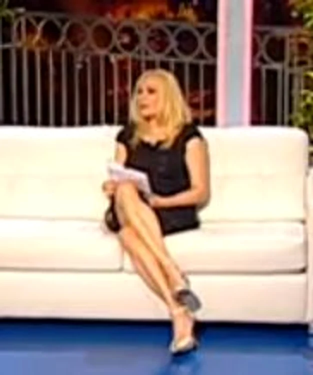 Vedeta a adus şi scrisorile pe care le primeşte de la "admiratorul ei" (captură: Kanal D)
