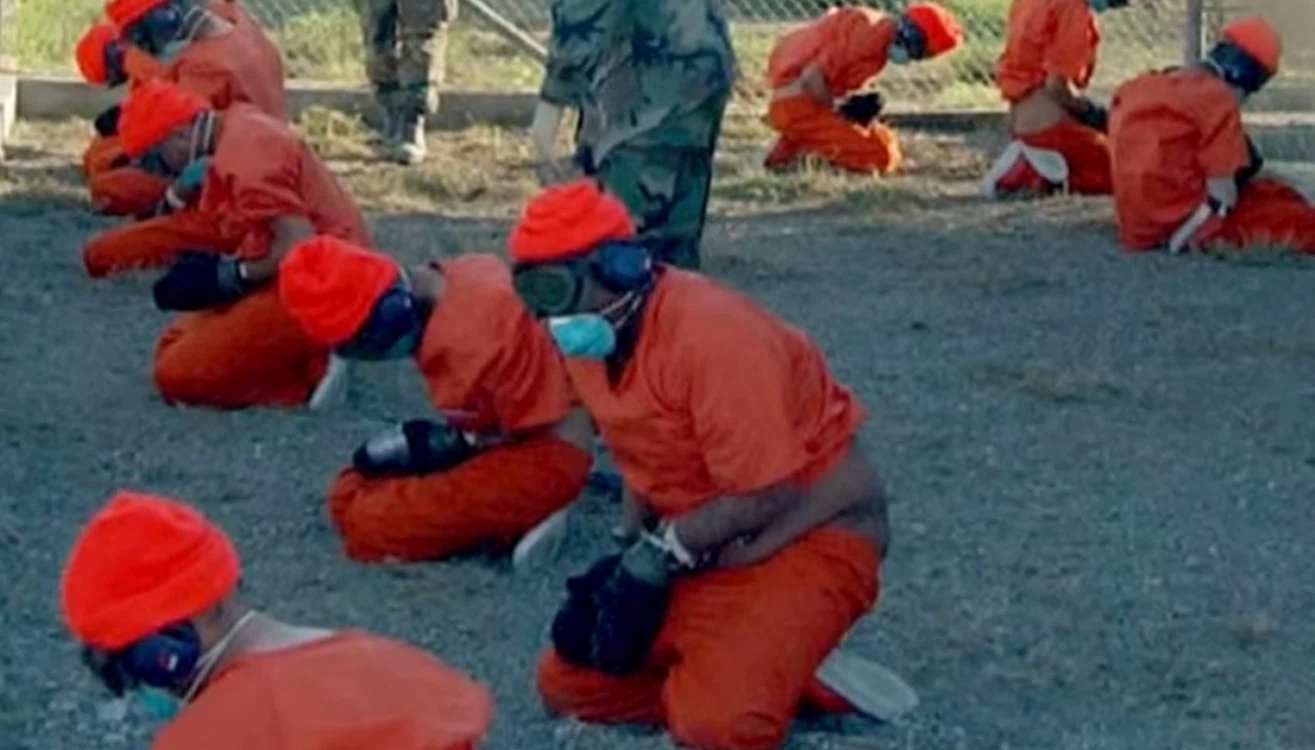 Deținuți din închisoarea Guantanamo. Sursă foto: captură Youtube 