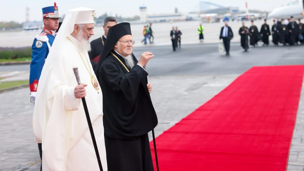 Patriarhul Bartolomeu I a aterizat la București pentru sfințirea picturii Catedralei Naționale. Arhiepiscopul Constantinopolului, așteptat de Patriarhul Daniel