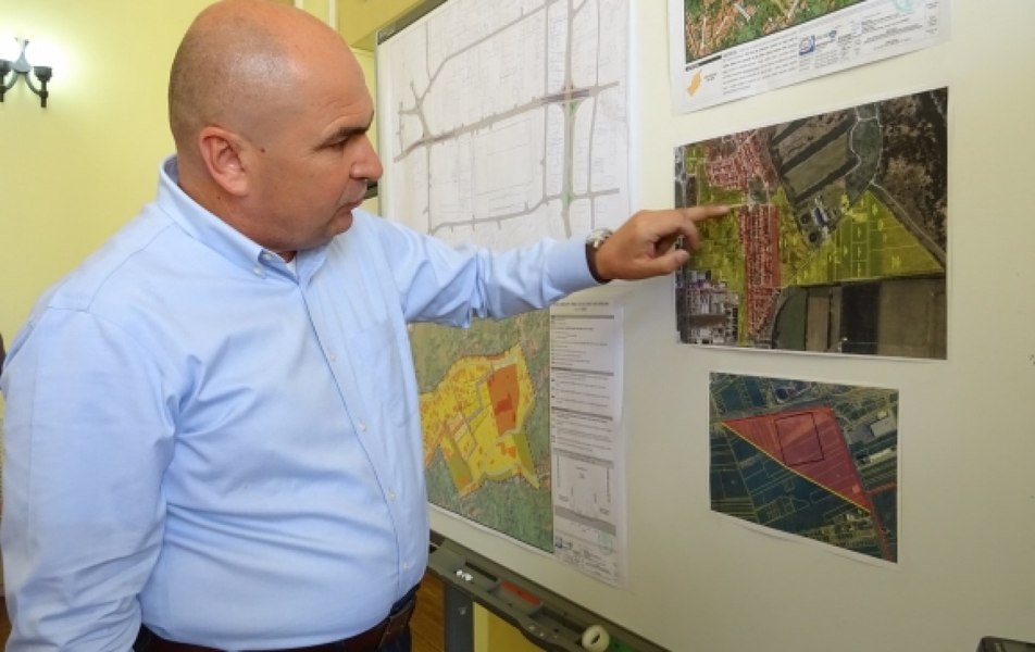 Cartierul Diasporei din Oradea, lansat de Ilie Bolojan în 2019, are 7.000 de metri de teren viran, nicio casă, dar o stradă care a costat 1,6 milioane lei