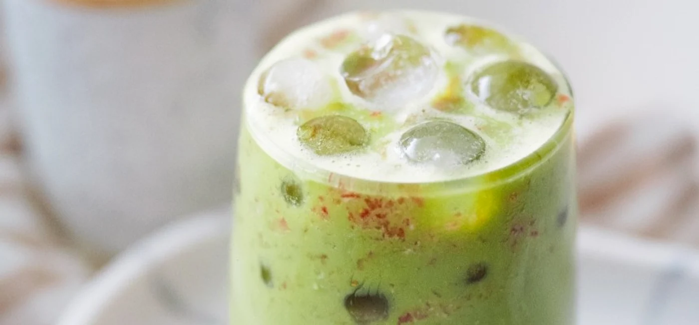 Combinația de matcha și cocos promite energie, calm și o digestie mai ușoară