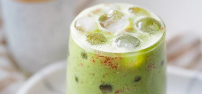 Combinația de matcha și cocos promite energie, calm și o digestie mai ușoară