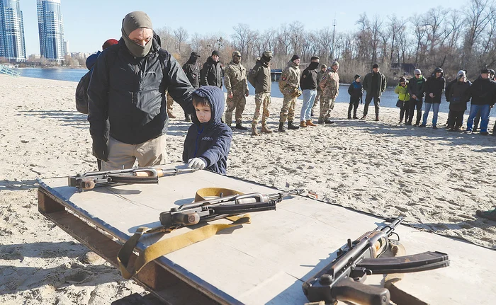 Copiii de 10-12 ani au făcut cunoştinţă cu armele grele, lângă Kiev. Foto EPA-EFE