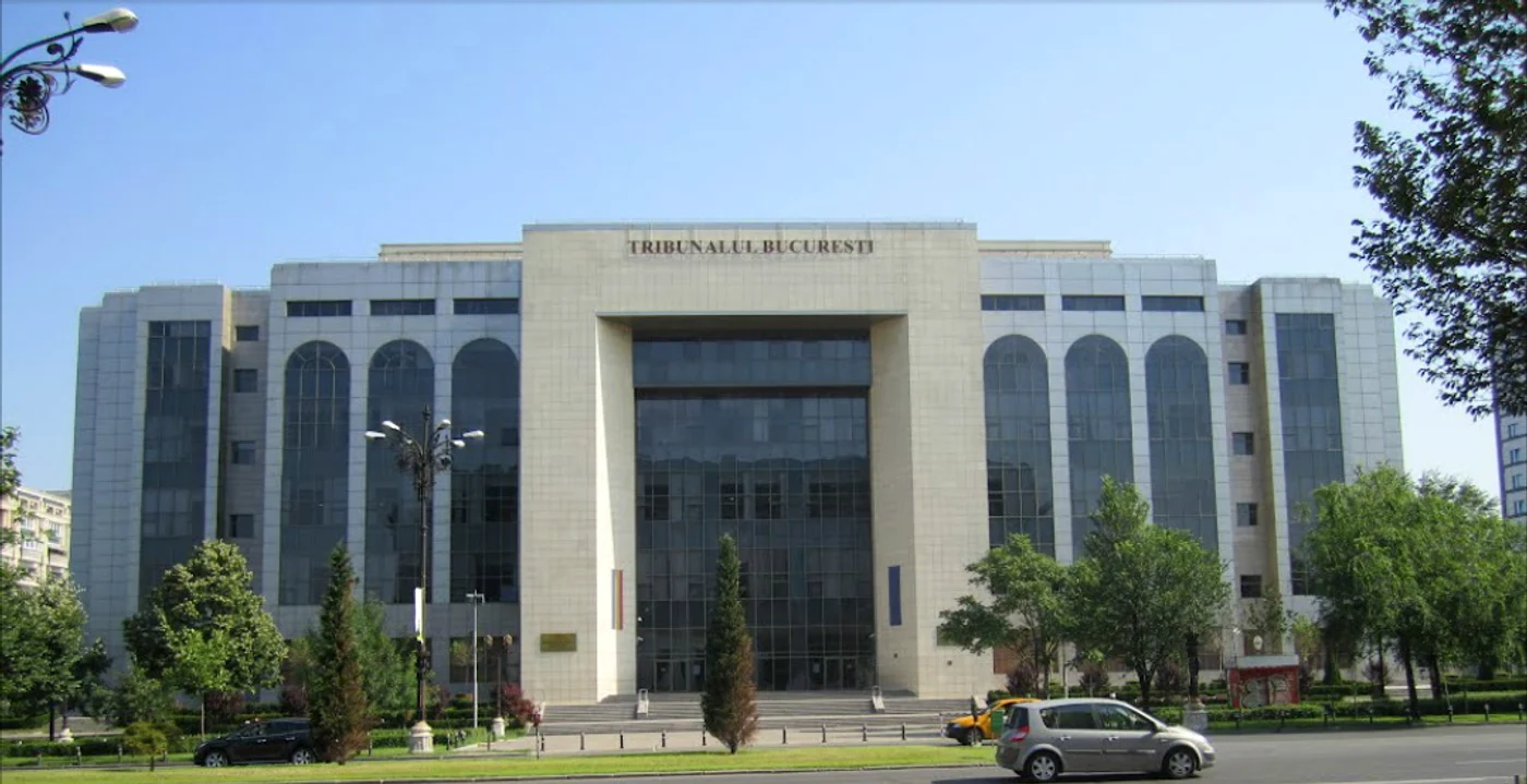 
    Bărbatul se afla într-o sală a Tribunalului Bucureşti  