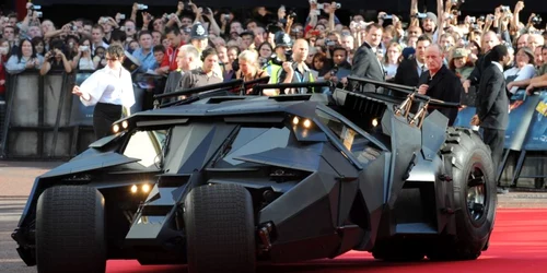 Batmobilul utilizat în filmul "The Dark Night", la premierea europeană a peliculei, de la Londra FOTO: Reuters