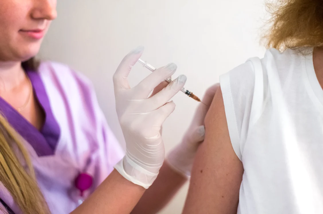 Regulile de iginaă și vaccinarea îi pot proteja pe copii de gripă