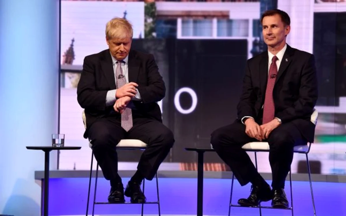 Boris Johnson (stânga) şi Jeremy Hunt înaintea unei dezbateri pentru convingerea votanţilor FOTO EPA-EFE