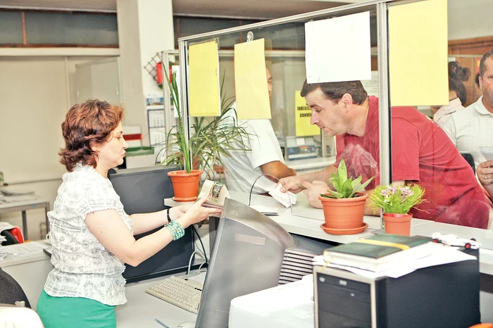 Curtea de Conturi i-a pus pe funcţionari să dea înapoi sporurile