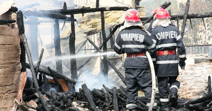 O femeie a murit într-un incendiu unde cei de la ISU Constanţa au intervenit cu trei autospeciale pentru a opri focul FOTO: Mediafax