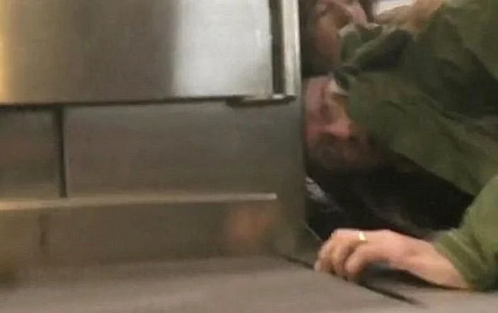 
    O femeie și fiica ei, adăpostite după soț, după atentatele de la Bruxellesfoto: BBC  