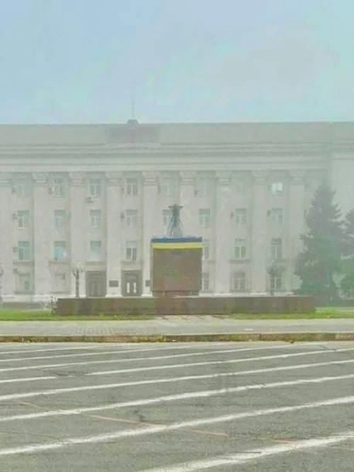 Steagul Ucrainei desfășurat în centrul orașului Herson FOTO Nexta
