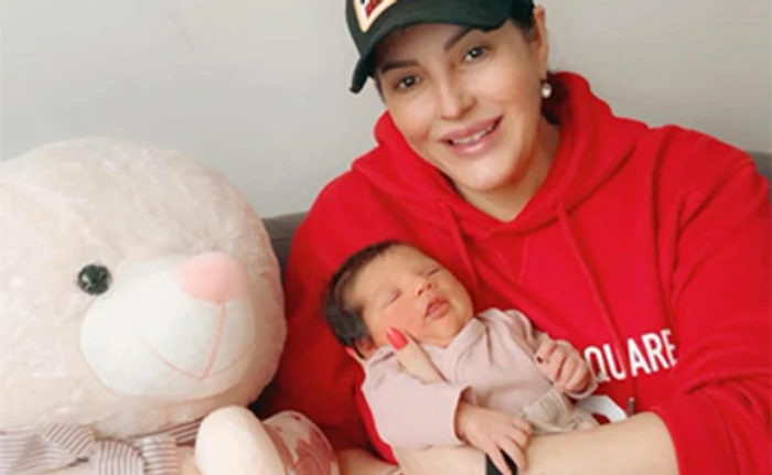 
    Angela și nepoțica  